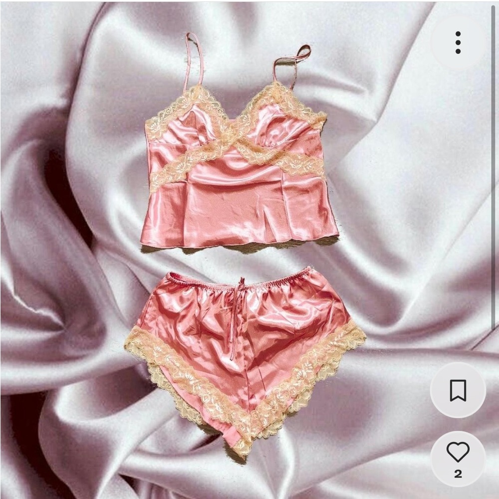 Pink satin pajama set! 🩷🌸🌷👛💖